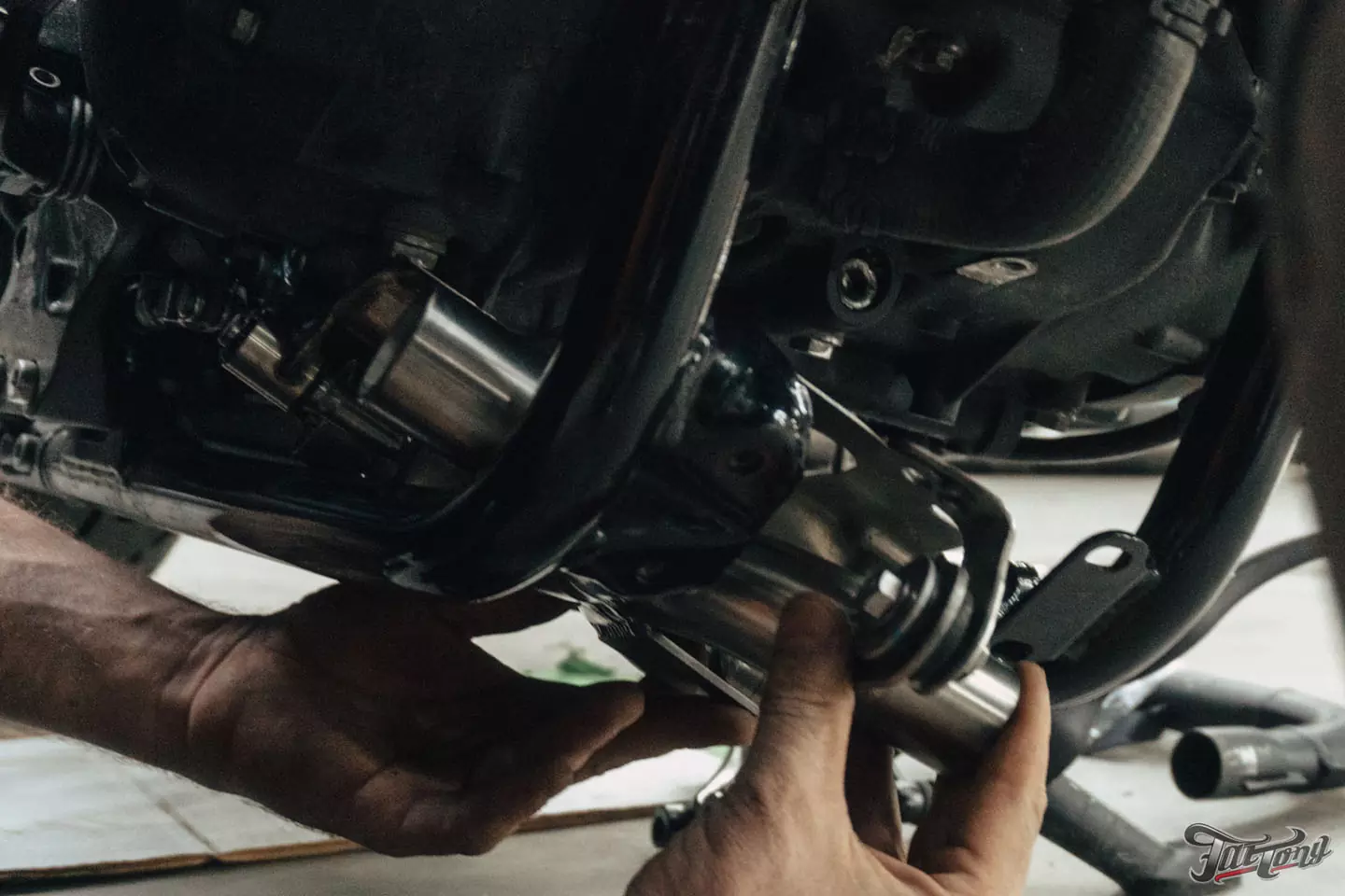 Поработали над выхлопной системой Triumph Bonneville Bobber 1200 и перешили на него сиденье